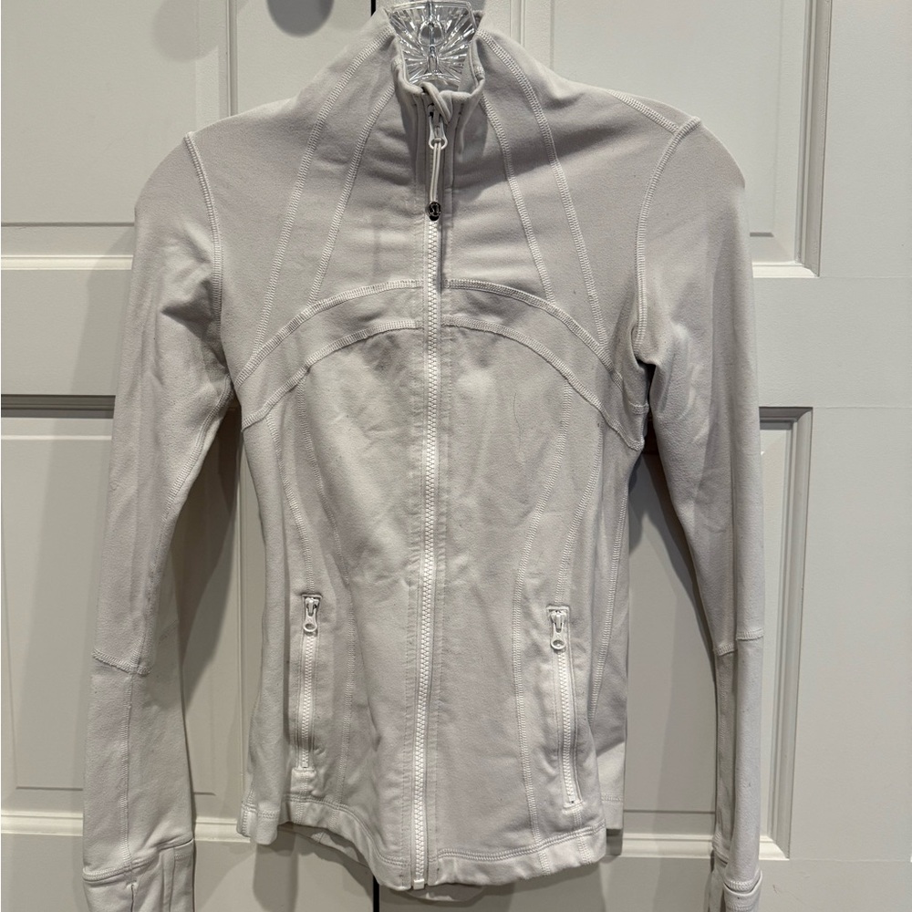 Lululemon Women’s Light Grey Zip-Up Athletic Jacket